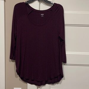 Ana Sz Med 3/4 Sleeve Top. Excellent Condition. Curved bottom hem Navy/deep Red